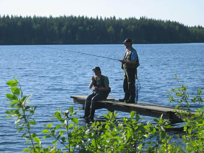 Angeln am Kalvsjön in Schweden: Zwei Petri-Jünger am Steg