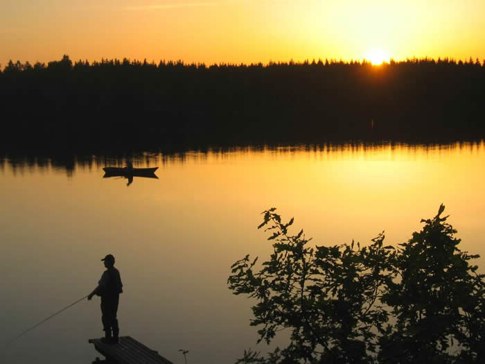 Angeln am Kalvsjön in Schweden: Abendstimmung am Wasser