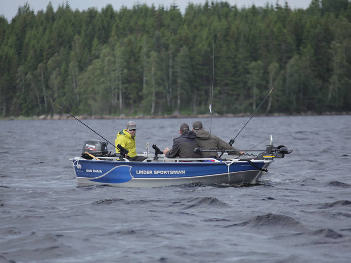 Angler mit Boot auf dem Ruskensee in Smaland (Schweden)