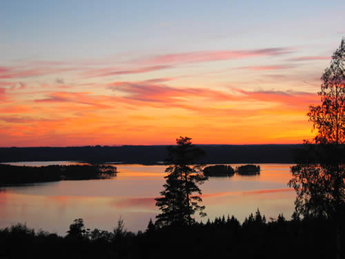 Traumhaftes Schweden: Ausblick mit Sonnenuntergang auf den See Rusken